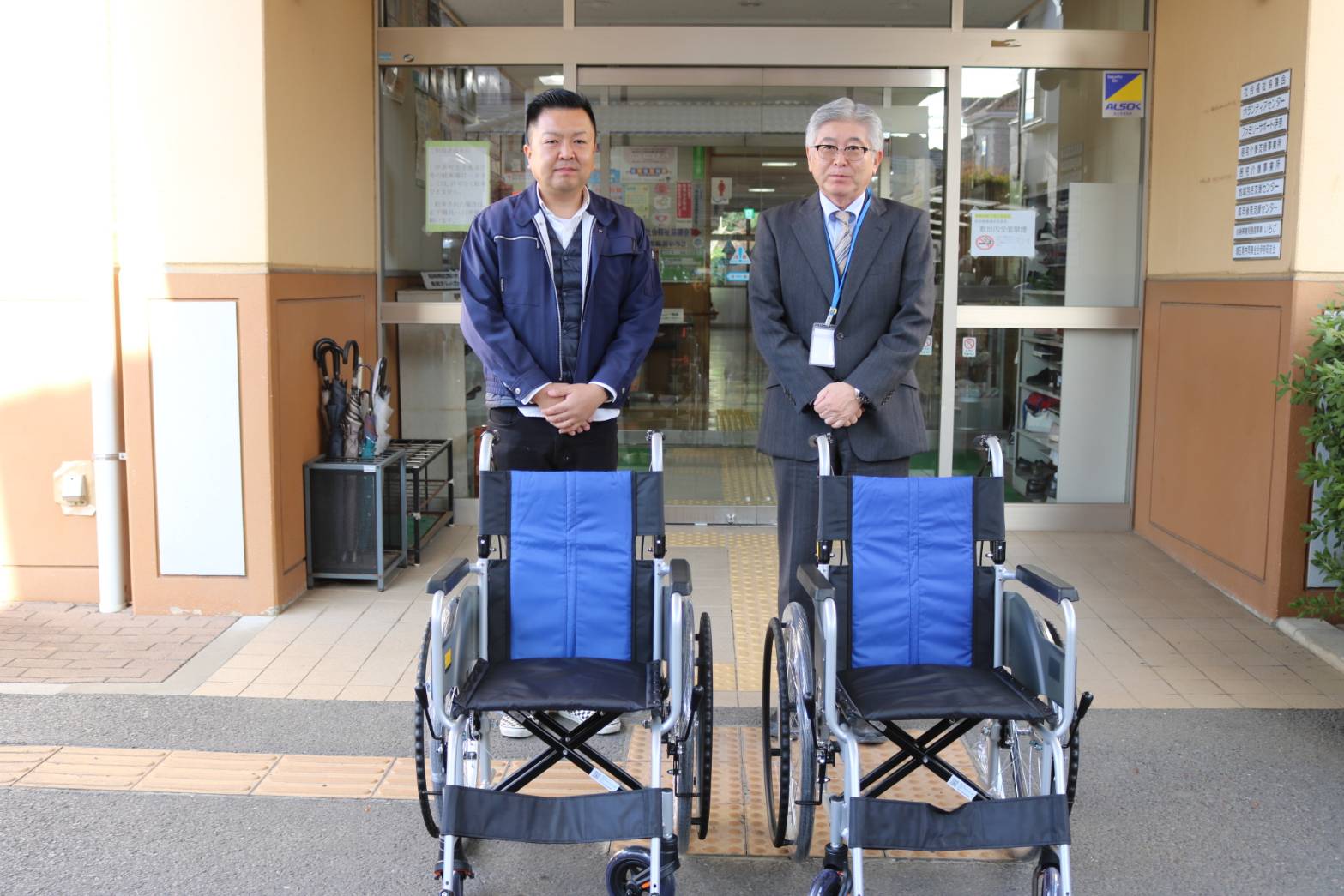 伊奈町社会福祉協議会へ車いす2台を寄贈しました